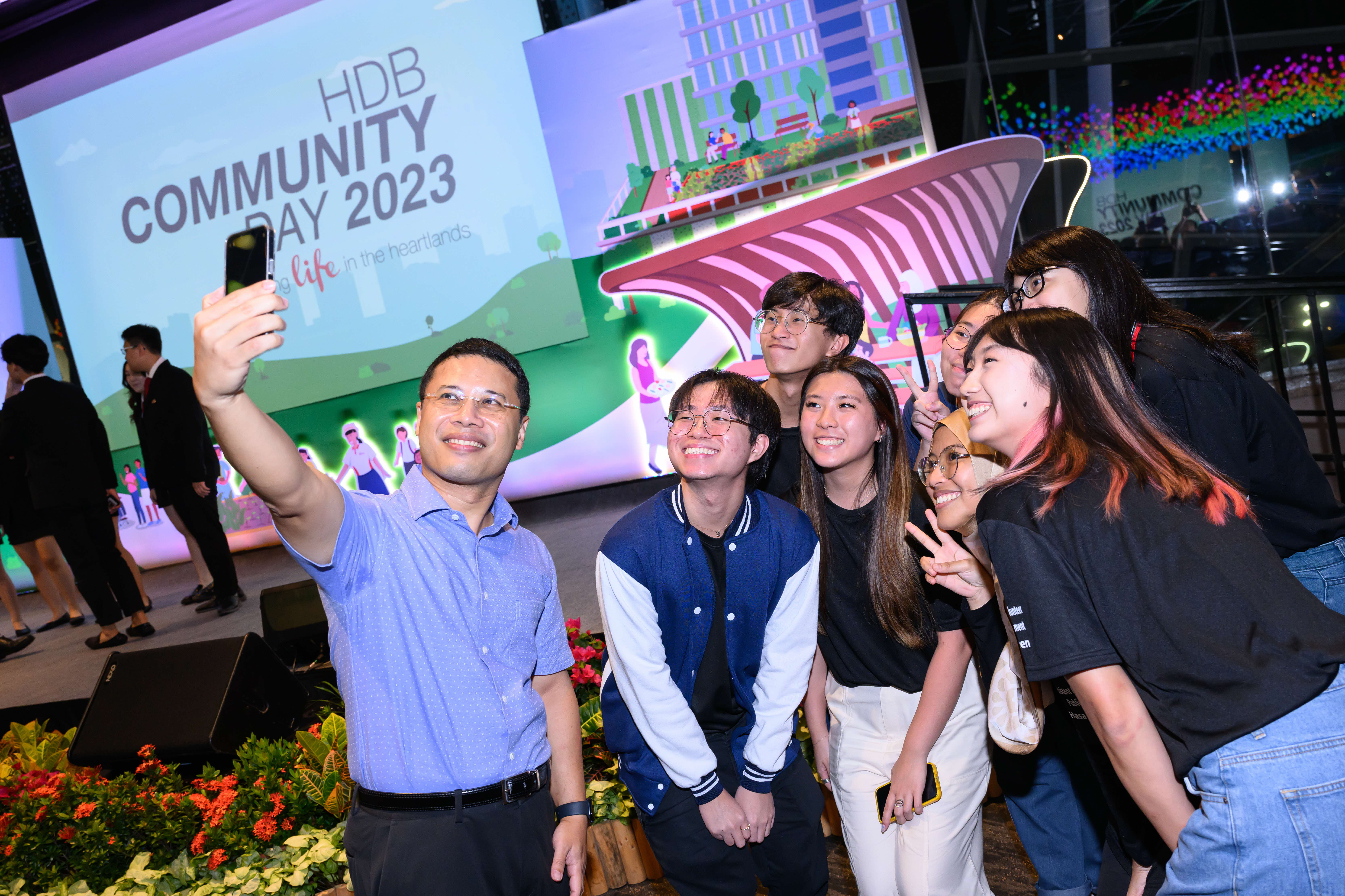 Minister Desmond Lee taking a group shot with recipients of the Friends of Our Heartlands Award